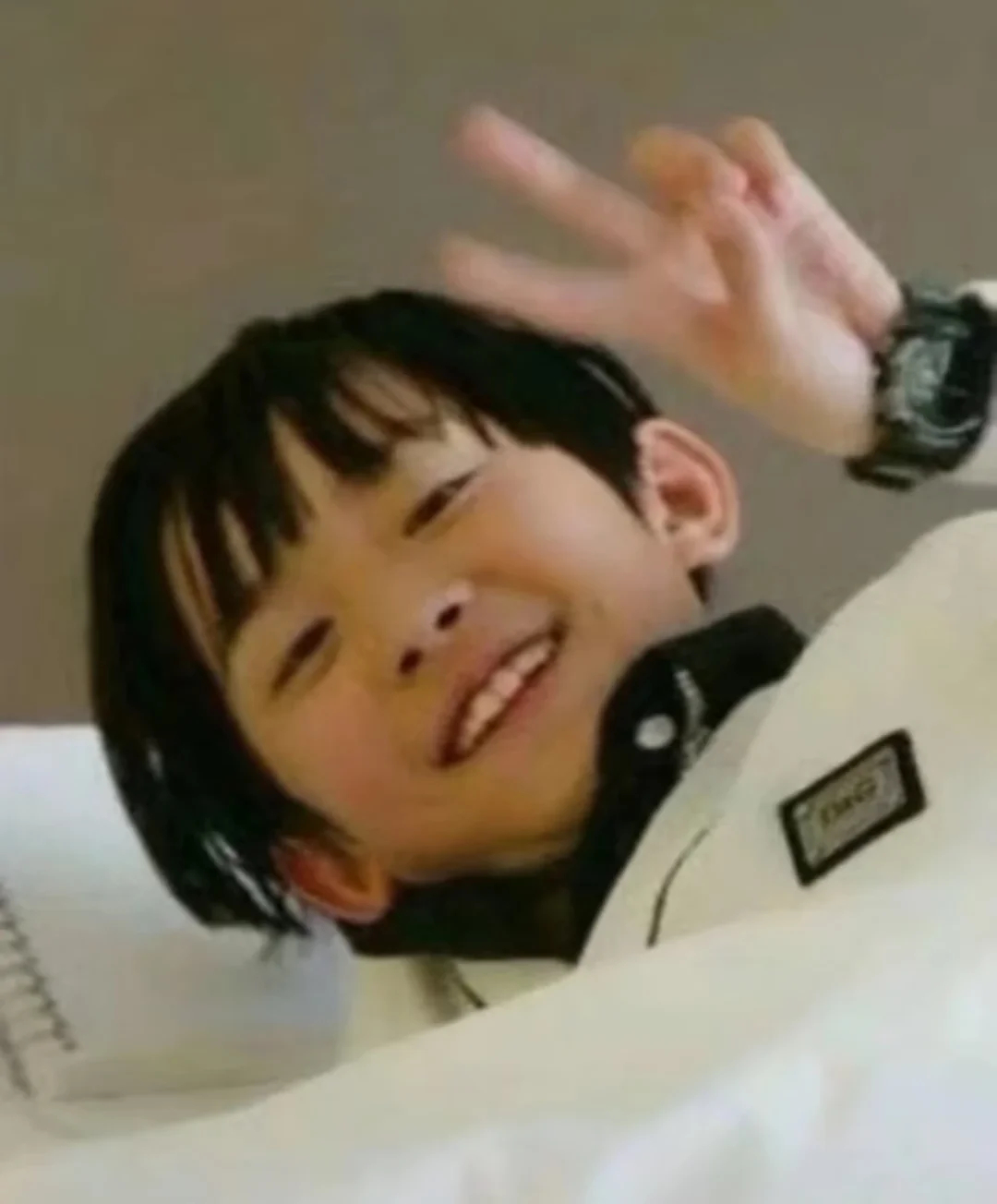 影帝加载中😝易烊千玺忙一天打开手机天塌了