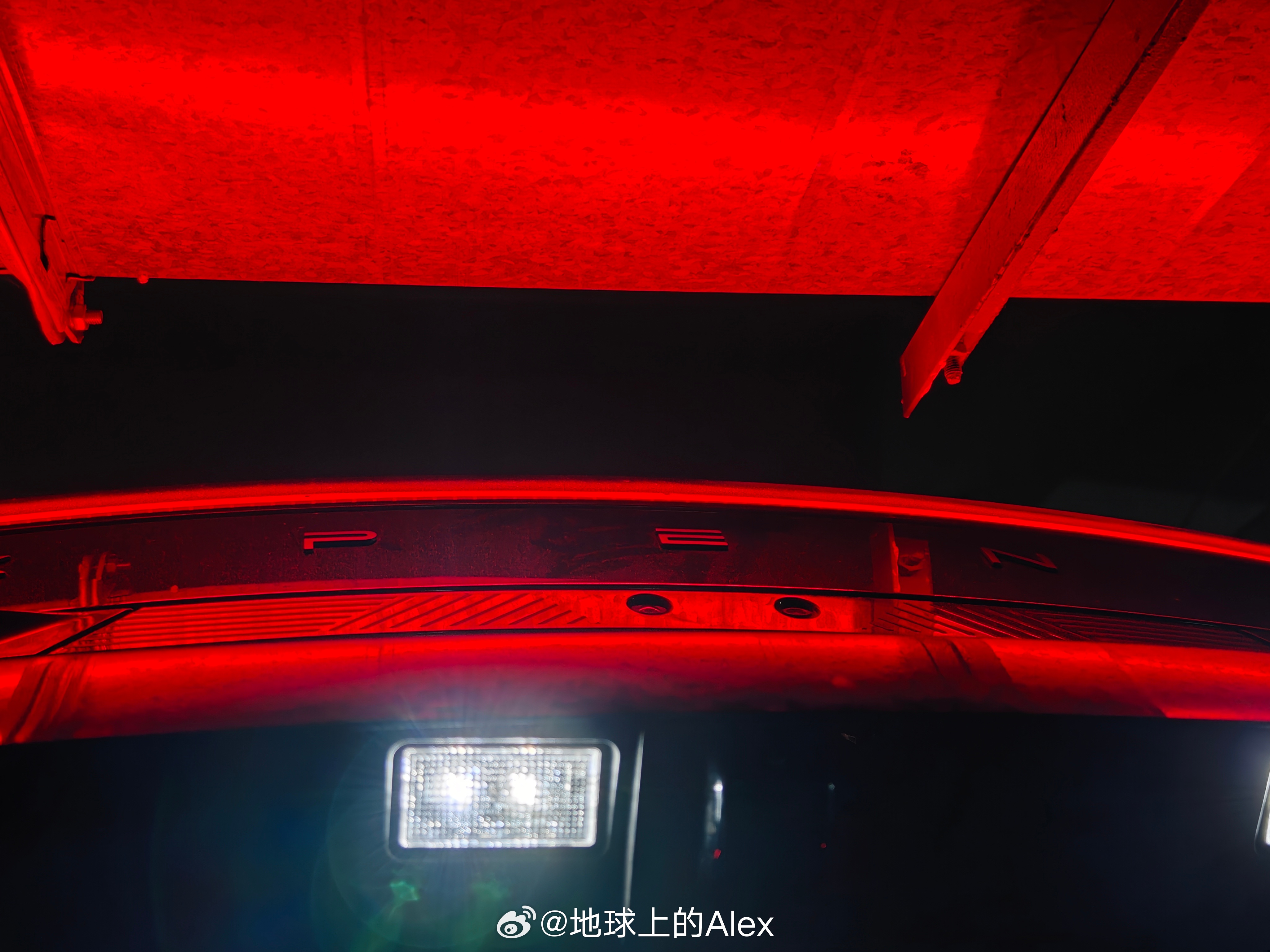 还好，把后备箱开启高度调整到90%不然后备箱就一血了在地库停车的朋友们一定要注意