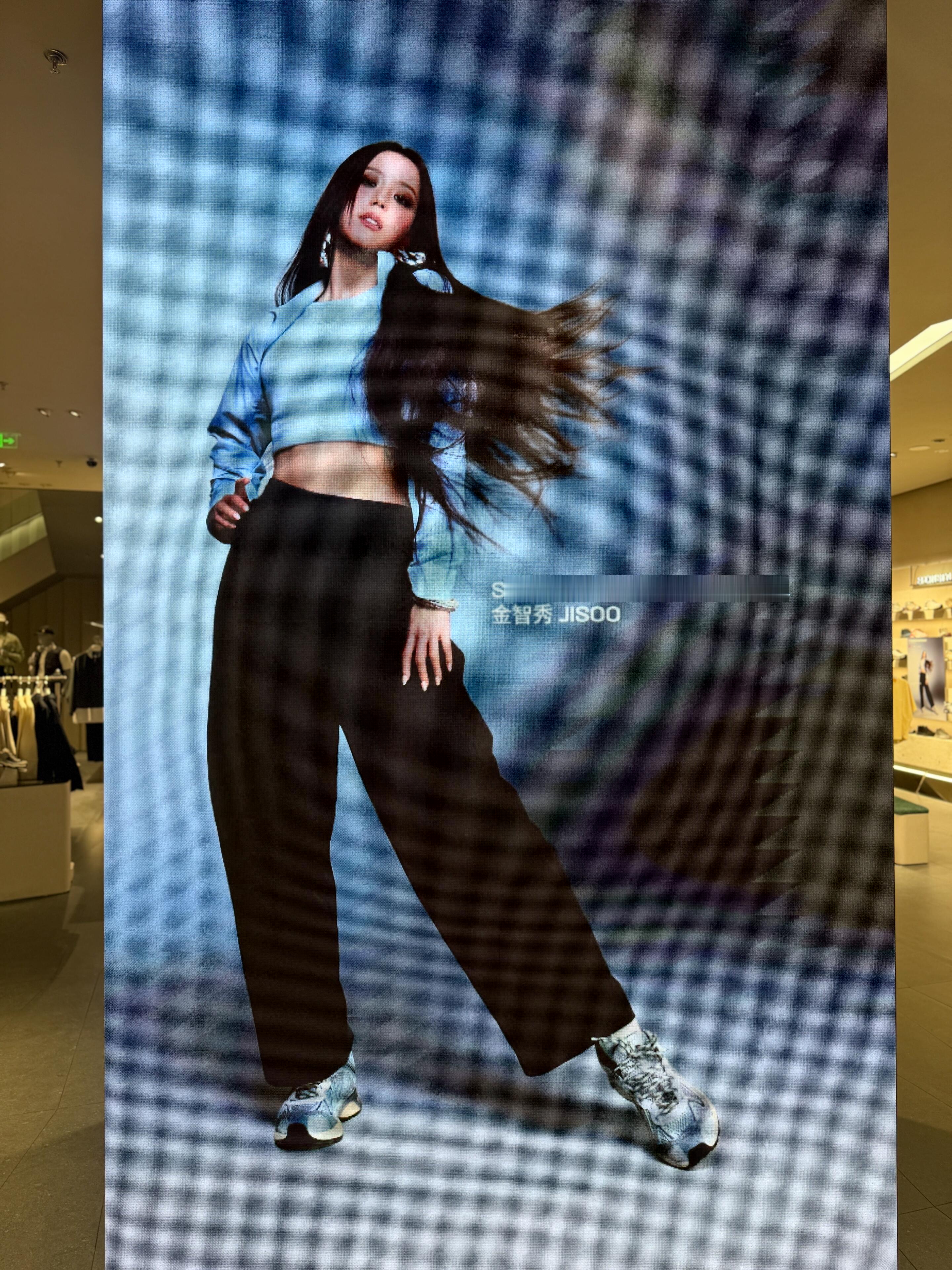 kimjisoo  萨洛蒙门店都换上了智秀 大家可以去打卡📍郑州万象城萨洛蒙S