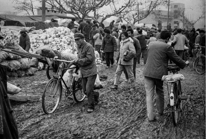 1985年，合肥，雨后泥泞的集市。来自英国摄影师肖君。
