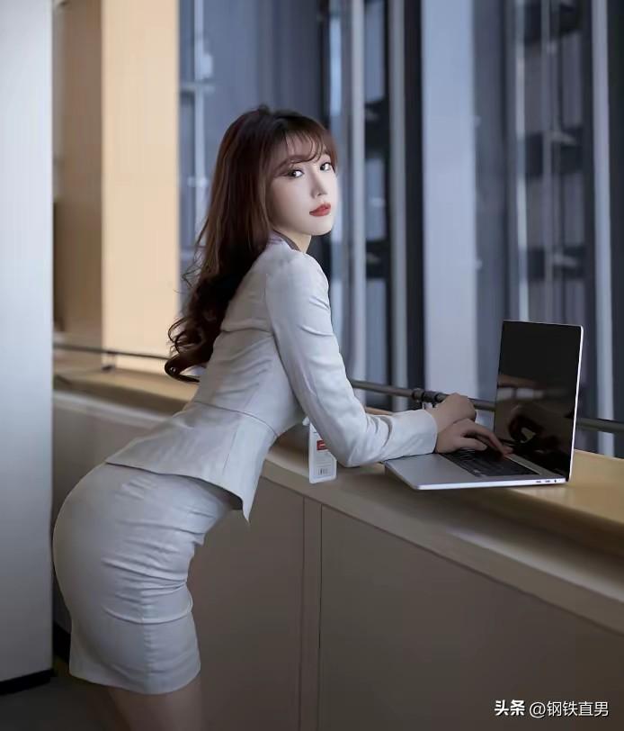 太有感觉了，办公室美女正在认真工作的样子真美你们喜欢什么类型的美女 什么样的女人