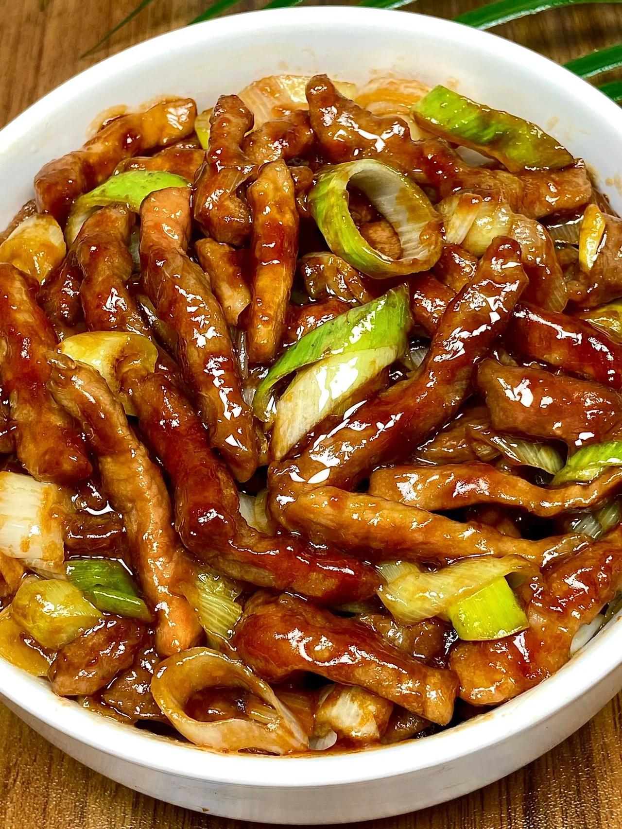 破防了，家人们一定要试试这道菜!
       大葱和肉丝这样做真的好吃绝了!肉
