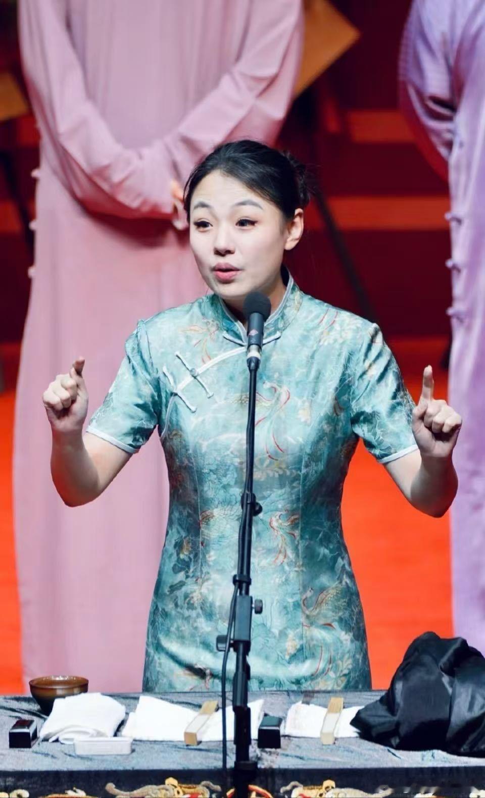 德云社的女装终于有女弟子扮了  斗笑社  看了路透后，我更加期待赵芸一在《斗笑社