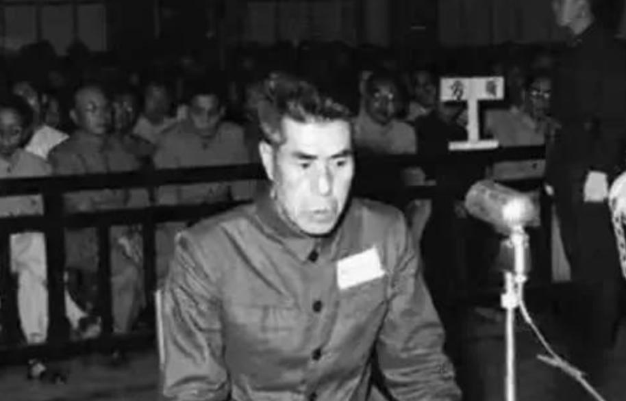 1957年，许世友将军的警卫连长去上海出差，和一男人擦肩而过，军人的警觉，让他猛