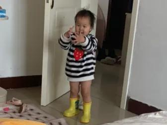 这是我不满两岁的小女儿，大家说这打扮是不是超时髦！

穿的是姐姐的条纹上衣，踩的