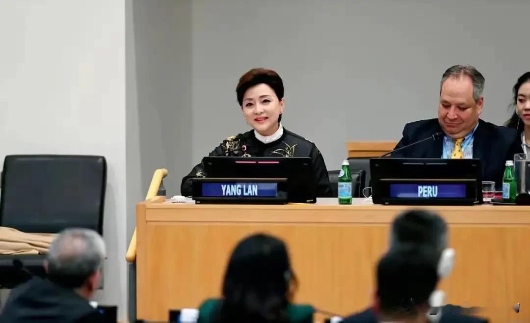 我记得大概十年前，那时候接触到的AI，可能还是一些依赖固定程序的初级机器人，动作