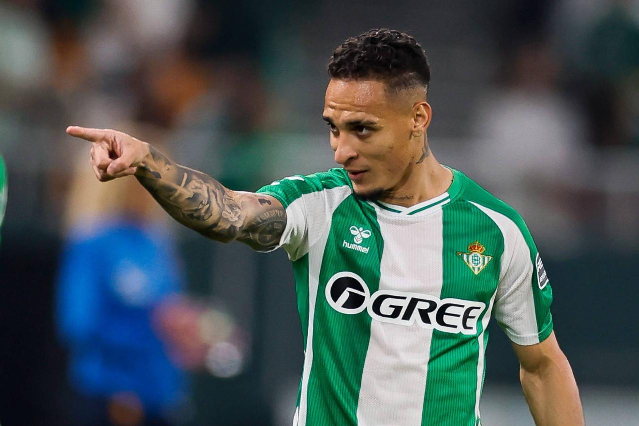 比赛第83分钟，当安东尼被替换下场，皇家贝蒂斯的主场球迷全体起立鼓掌，向他们的“