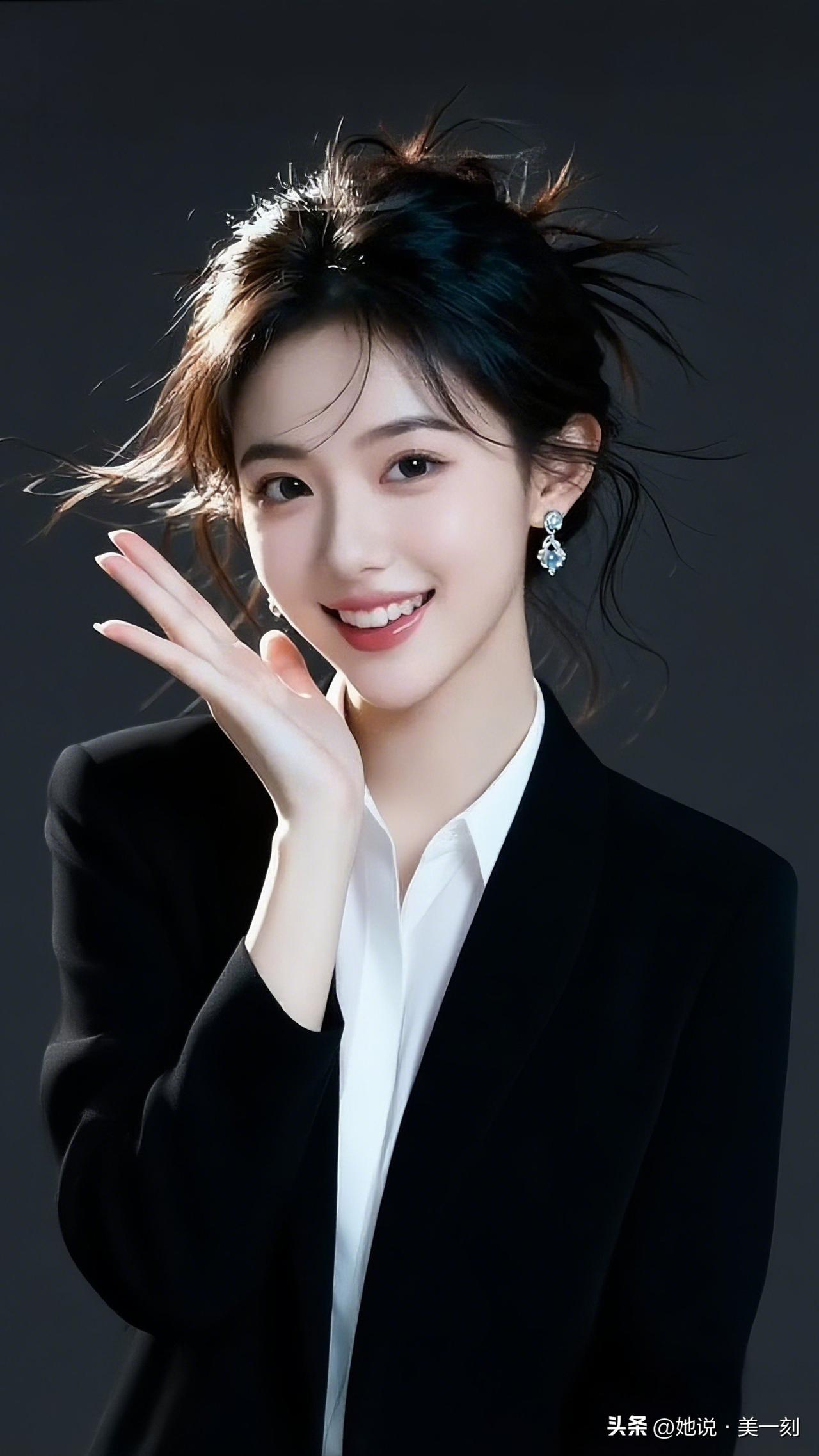 优雅黑西服，甜美笑容，闪耀耳环，职场女神风范！💄✨美女究竟能有多美
