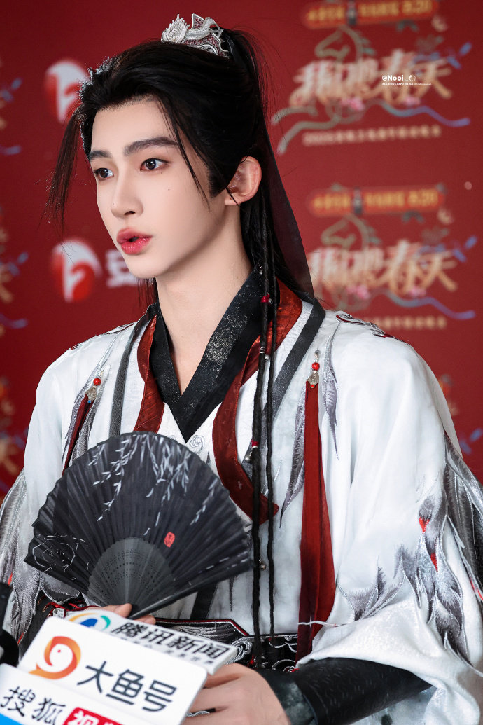 第一次见明星这么有求必应 安徽春晚后台，刘宇水墨汉服清冷矜贵，工作人员求抱抱秒答