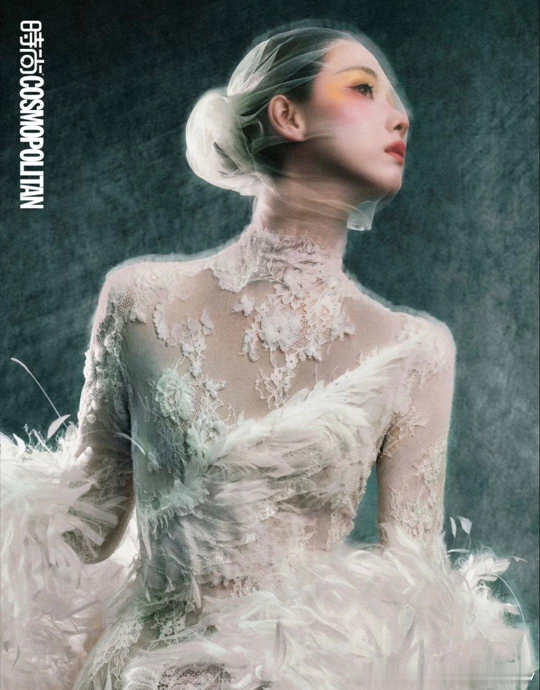 《时尚COSMO》这组大片，从束缚、挣脱、到破茧而出。陈都灵用精彩的肢体语言和表