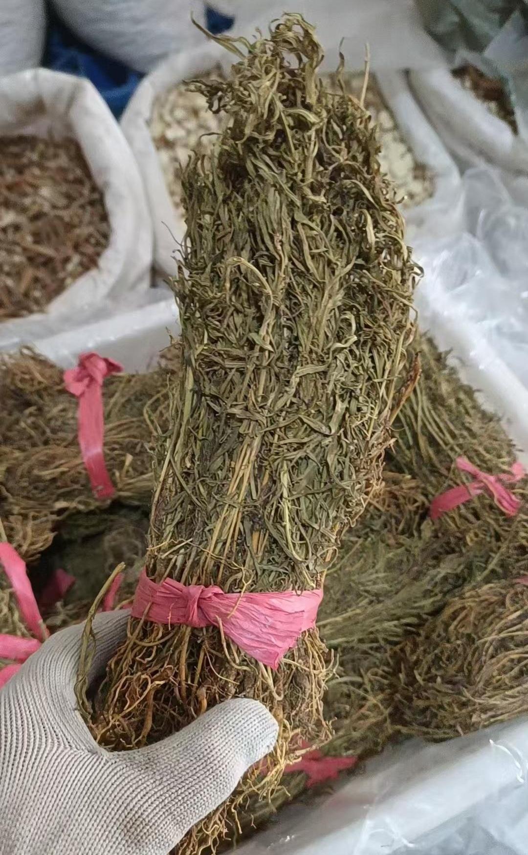 阴雨天腰疼得直不起身，贴了上百张膏药还是像绑着块湿冰布？今天教你个老中医都在用的