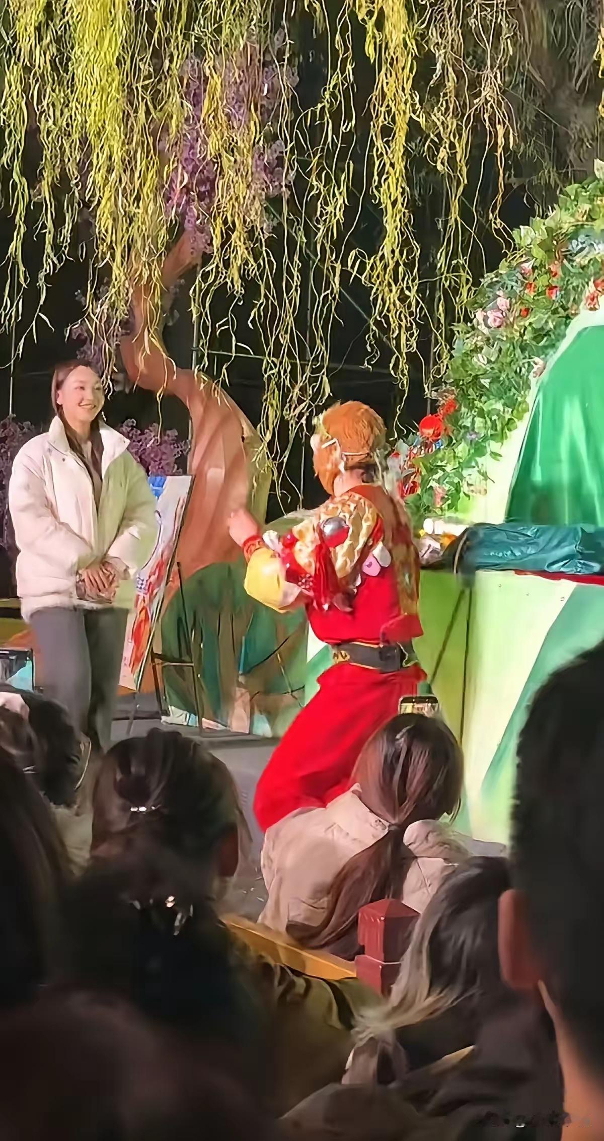 就没人感觉这个雪饼猴不对劲吗？既然没人说，那我就来说两句。
虽然是节目效果，但雪