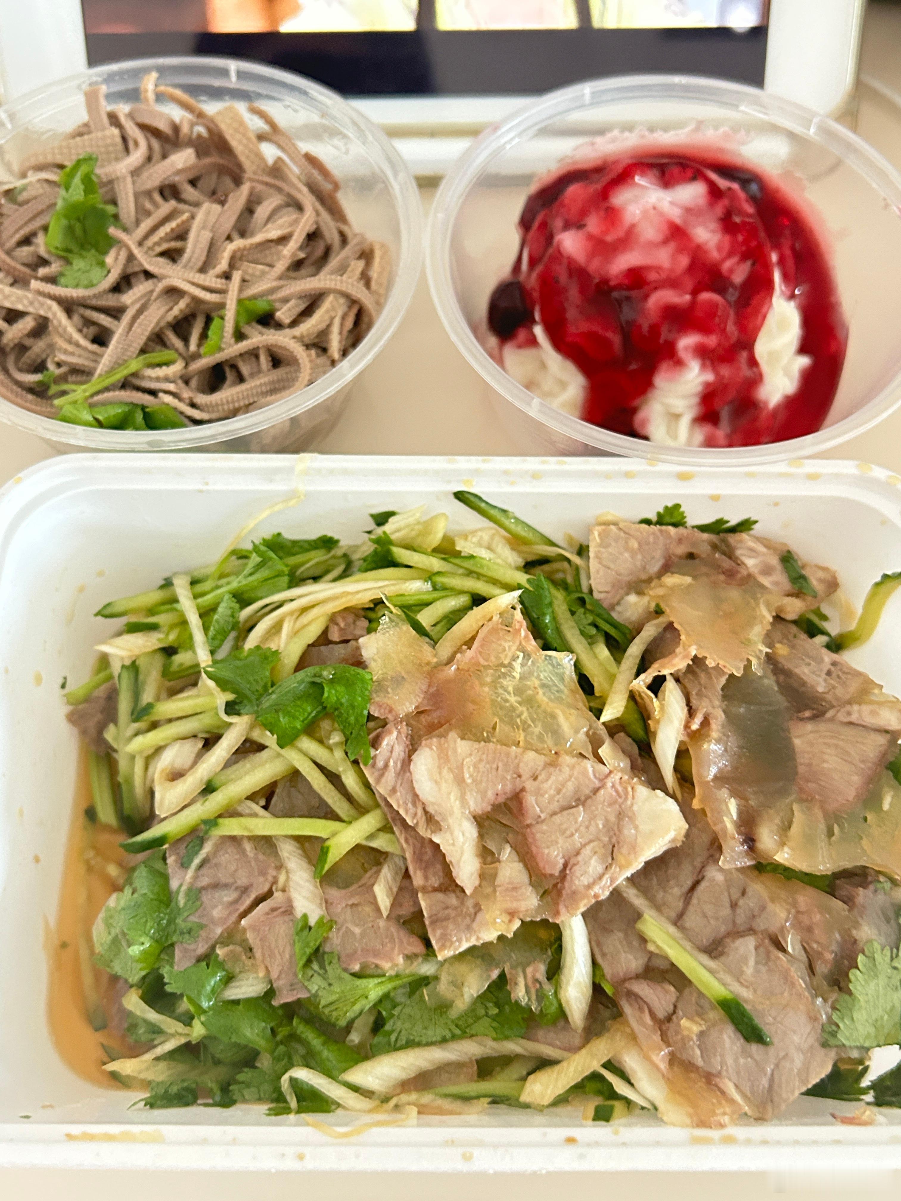 减肥第10天早餐：小黄油拿铁+鸡肉面包+芝士面包午餐：魔芋爽+海带+鸡肉肠+红豆
