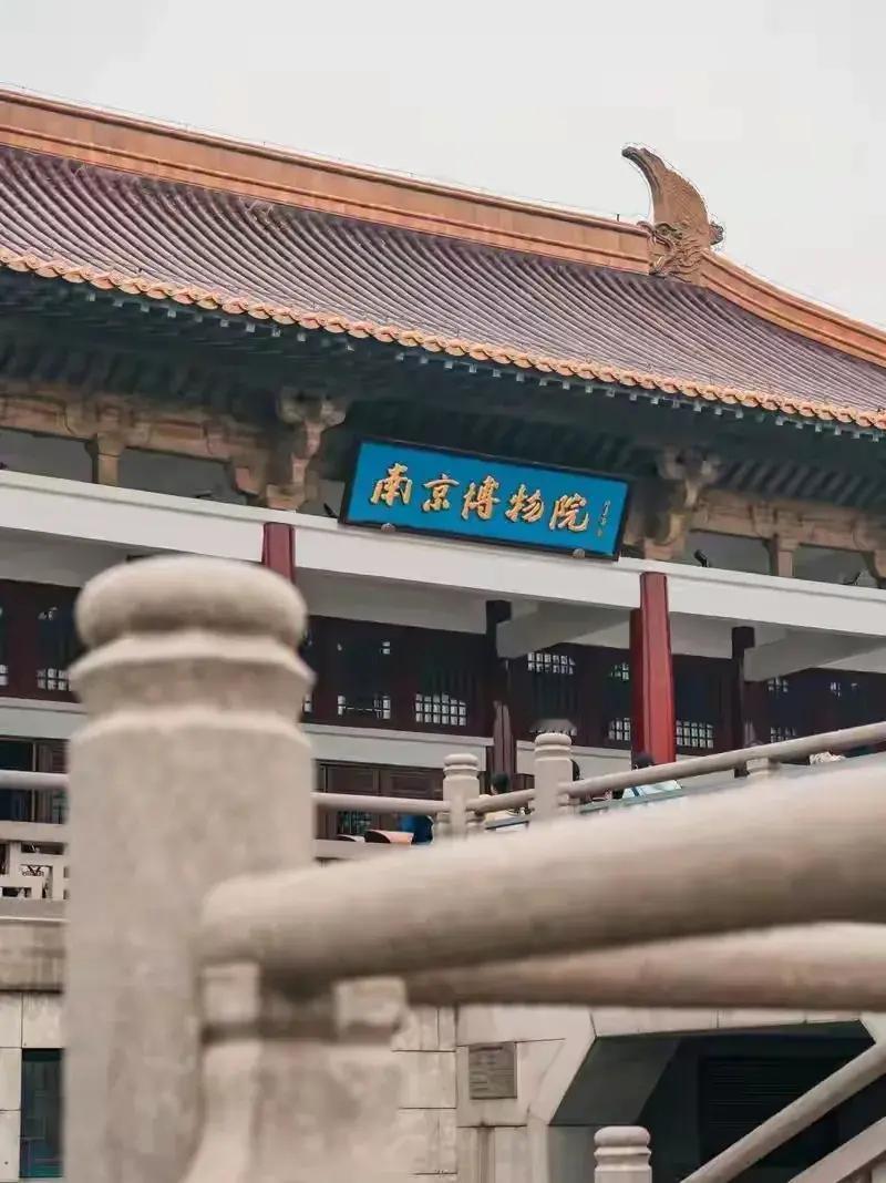 最近文物圈闹得沸沸扬扬，一幅明代仇英的《江南春》图卷突然冒出来上拍卖，估价直接冲