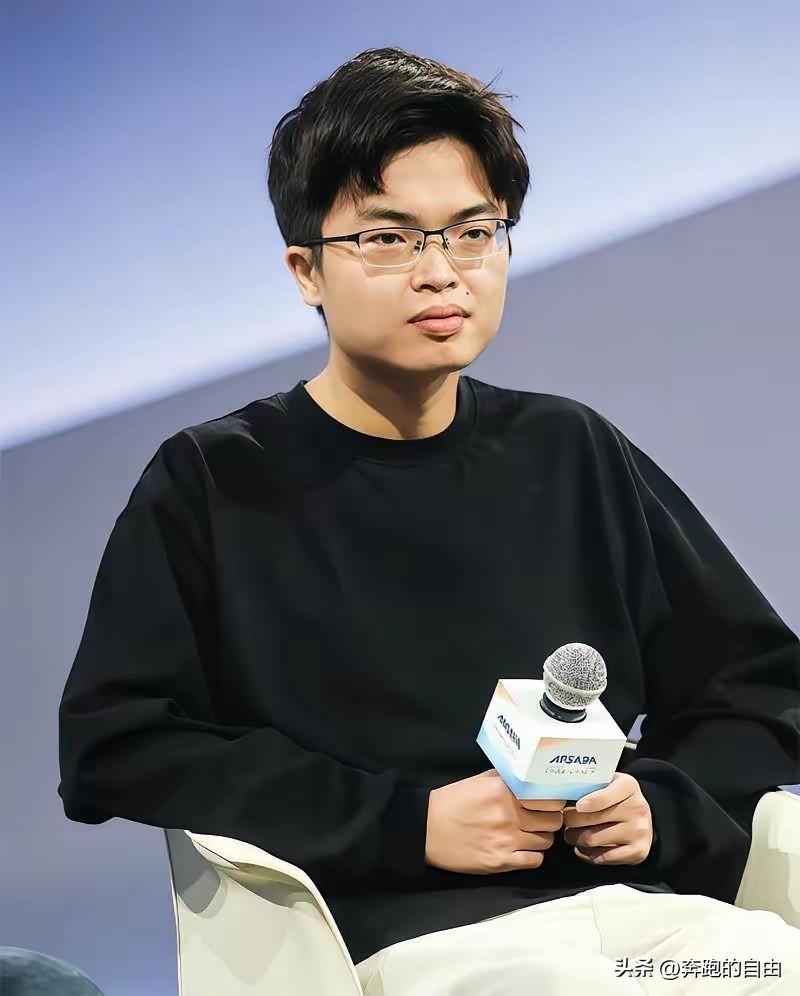 我有一种预感：第二个震惊硅谷的“梁文峰”，已经出现了！
谁能想到，DeepSee