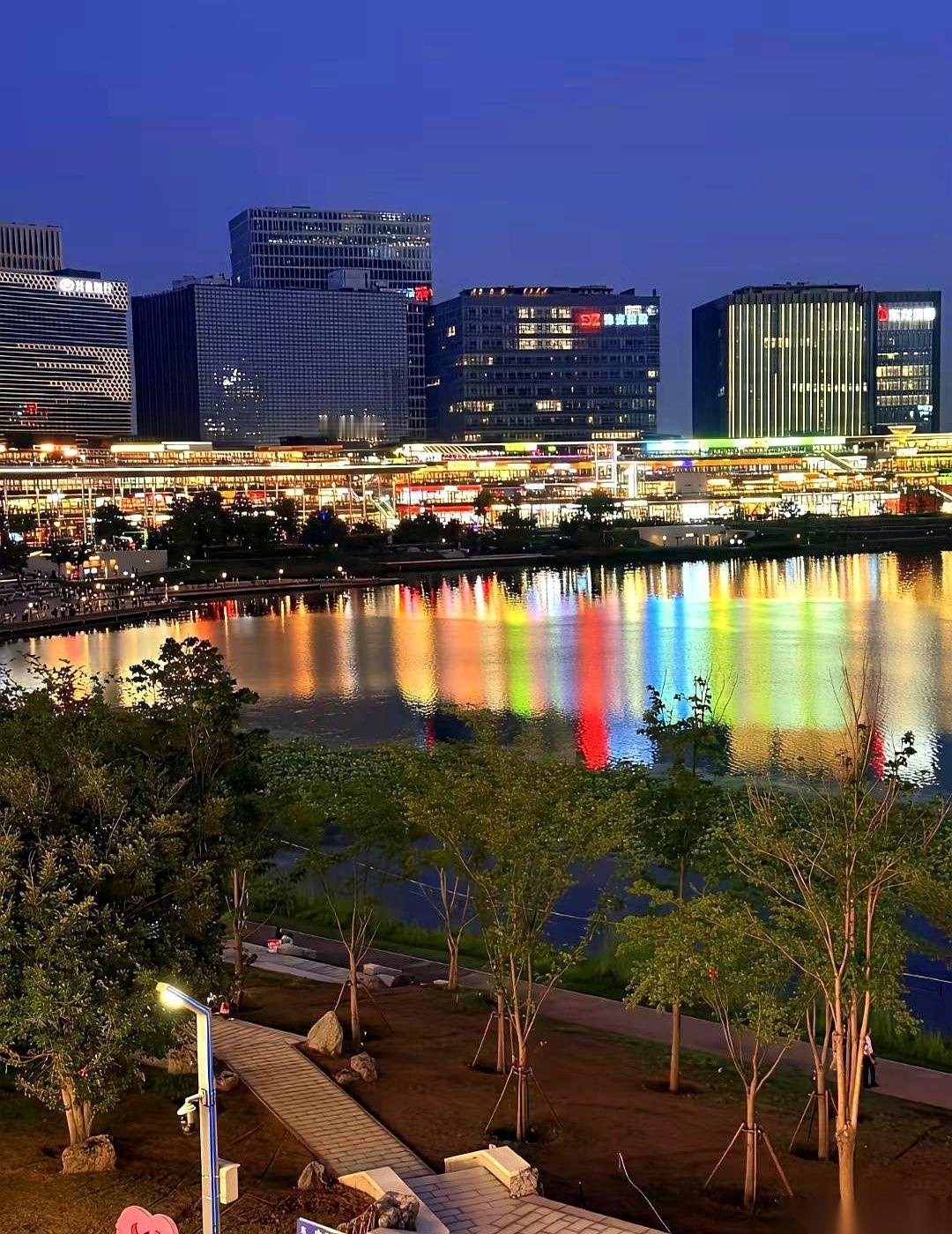 晚上九点后的超市，才是成年人真正的迪士尼。
别去酒吧找什么慰藉了，我跟你说，真正