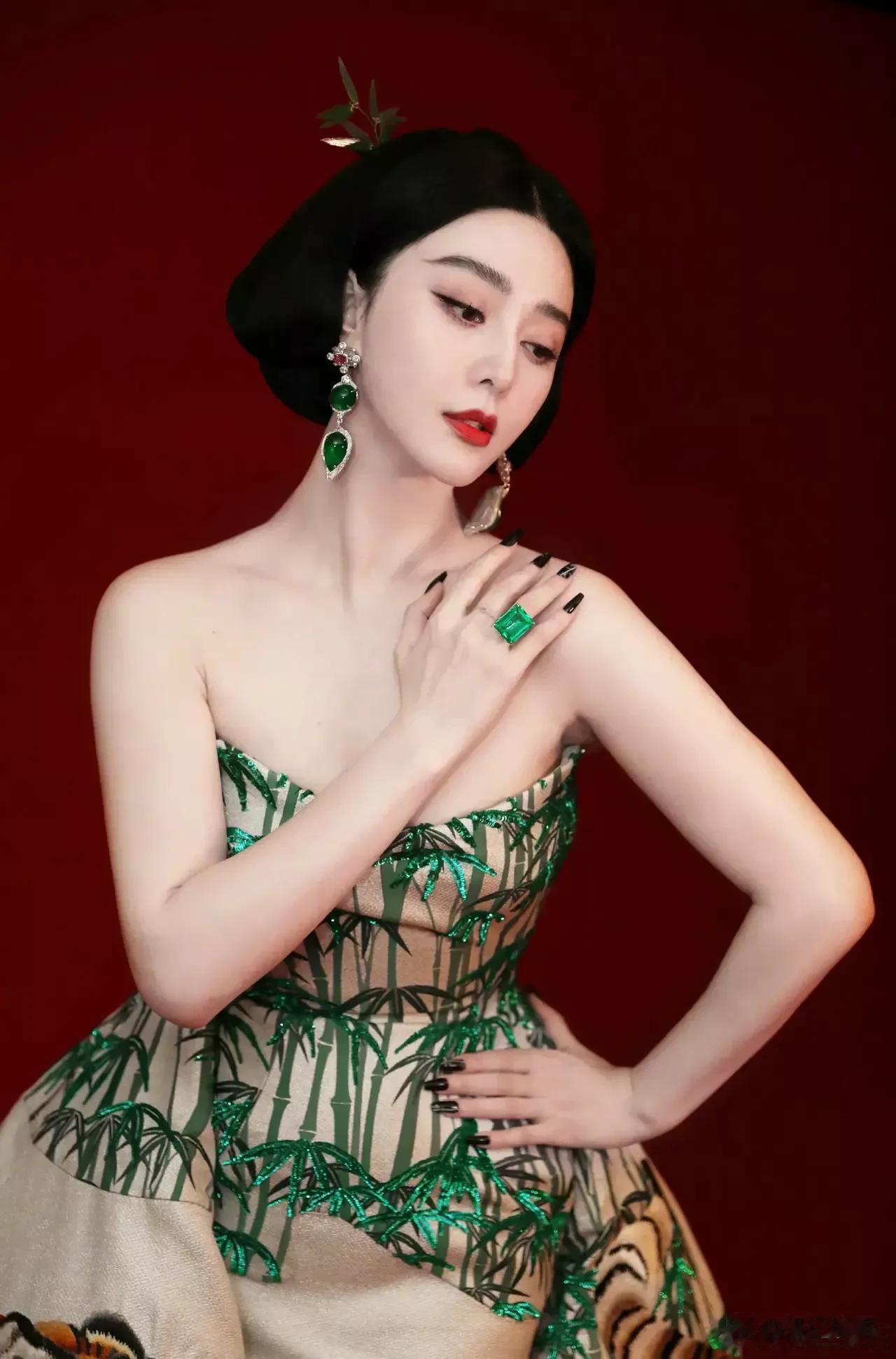 40多岁的范冰冰真的是娱乐圈一姐，颜值和身材都是顶级的，不知道李晨是怎么想的，范