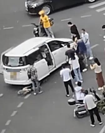 昨日，一台粤港牌车，在中山市三乡镇撞倒一名踏单车男童，男童顿失平衡被捲落车底，逾
