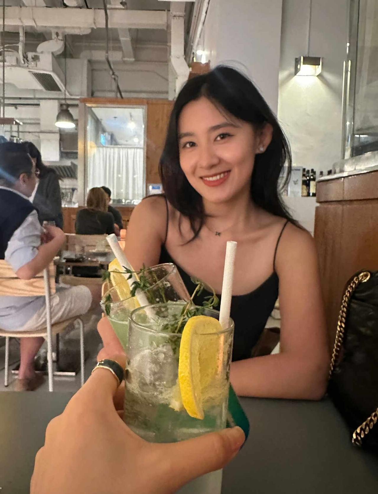 在香港见到舒淇了
刚好看朋友圈她也在香港
我朋友真的眉眼间很像舒淇哈哈哈
本人真
