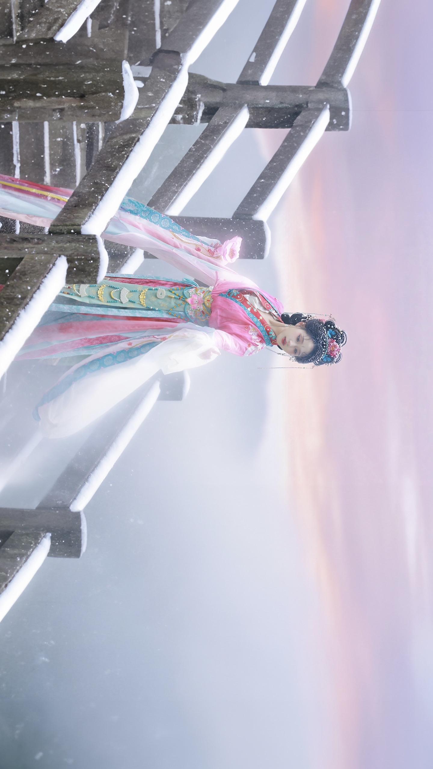 会向瑶台月下逢。漂亮的神仙……