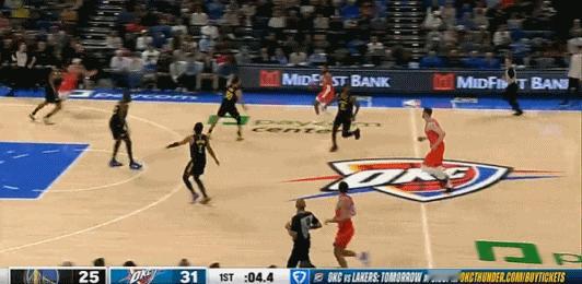 库里飞扑防守以赛亚-乔被吹3分犯规 裁判回看后升级一级恶意