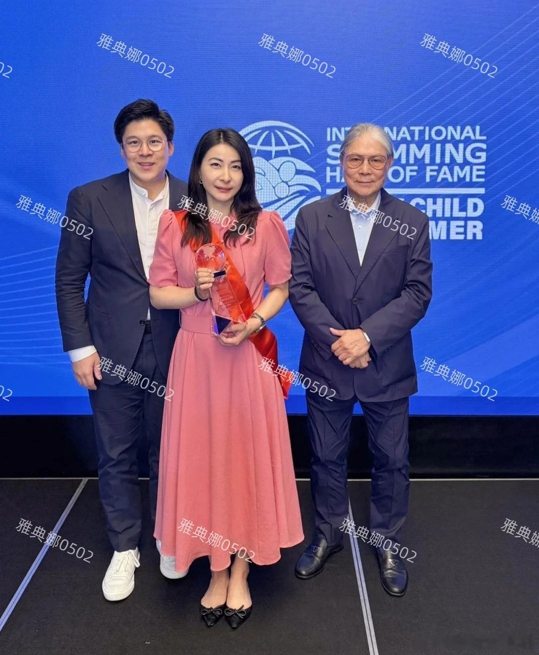 恭喜郭晶晶补领了入选国际游泳名人堂的奖杯，老公和公公到场见证。其实郭晶晶早在20