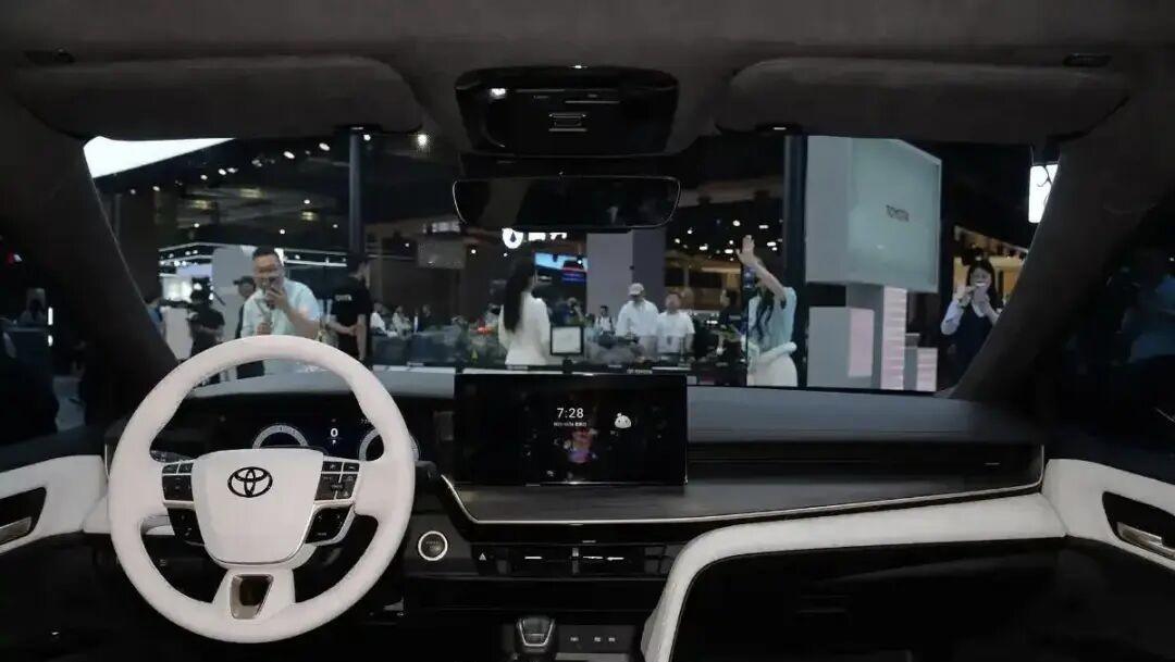 刚提了凯美瑞双擎的朋友跟我说，落地16.5万，比预算还低了五千。销售笑着说你捡漏