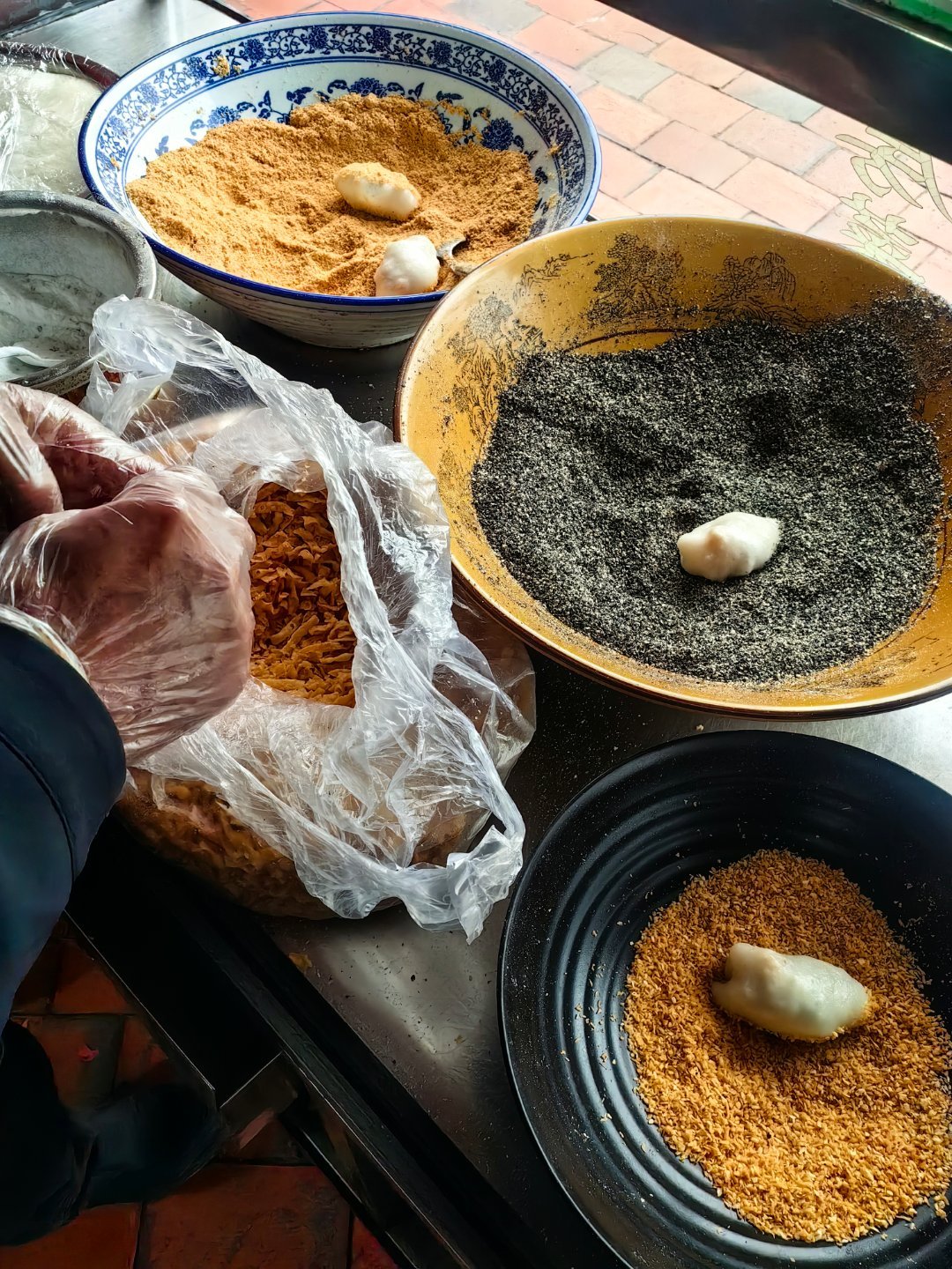 *在路上*手工麻糍...有点像驴打滚，这个有馅儿，像排叉碎，微微甜...福建漳州