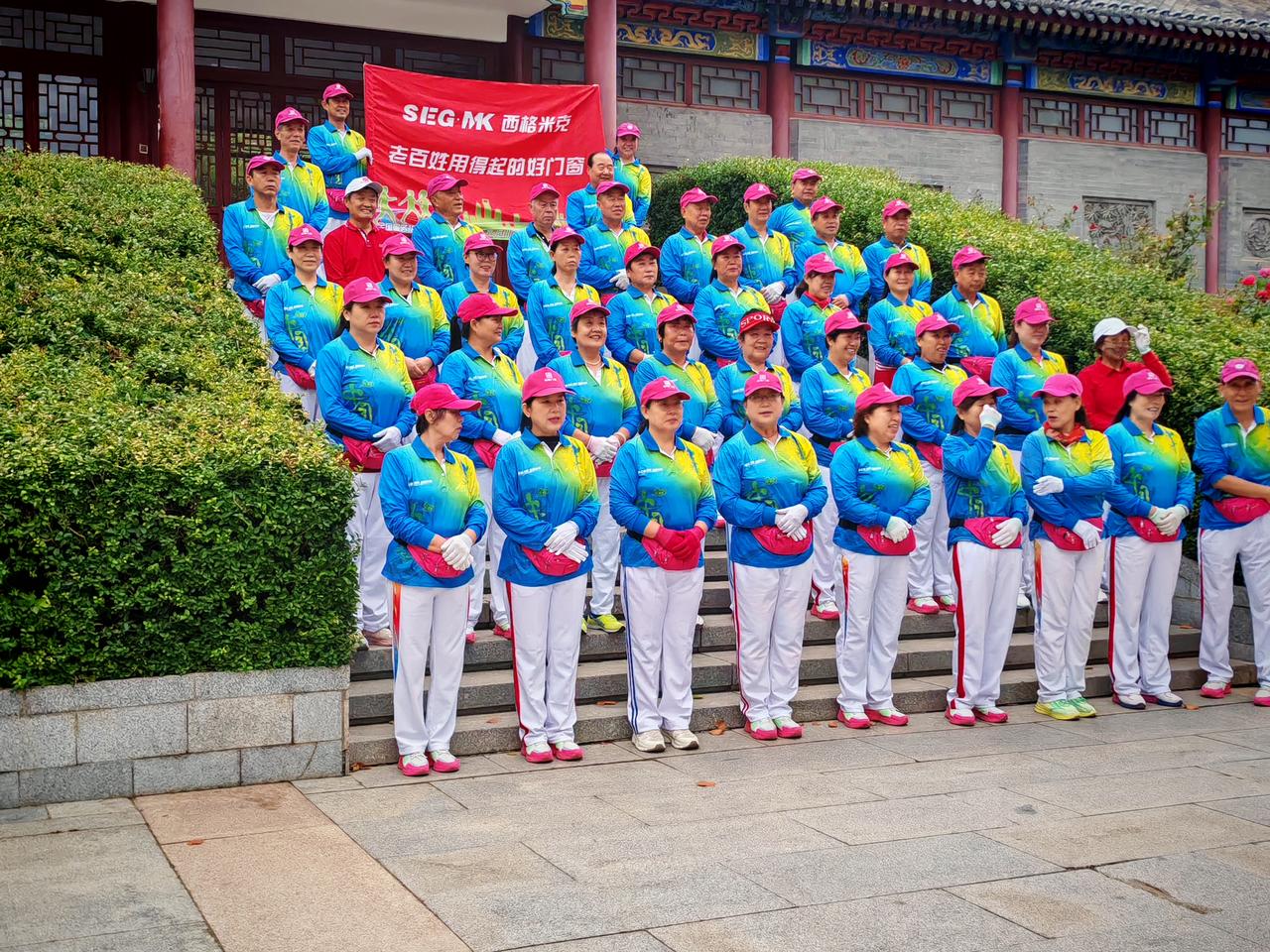 公园里有这样一群自发组成的队伍，他们不管刮风下雨，从来不会中断行程，每天都在公园