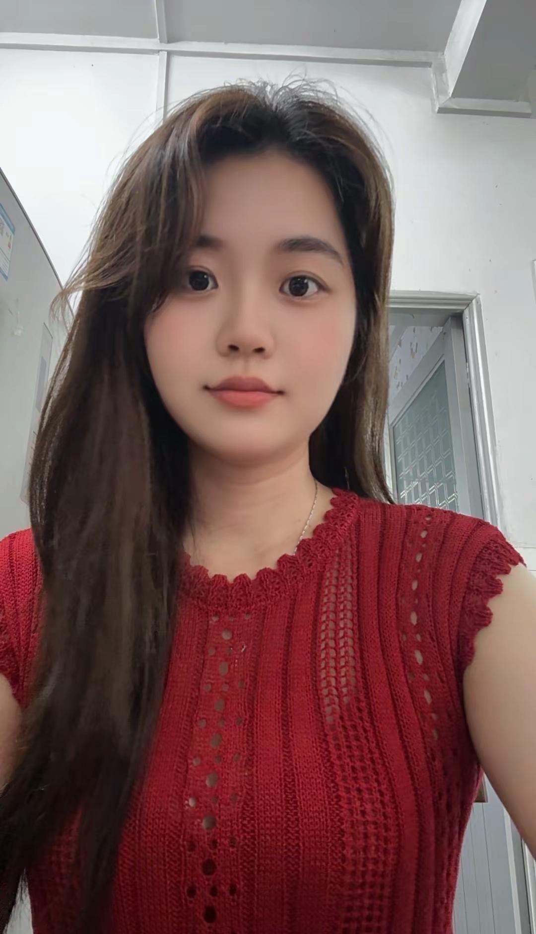小小个。在我手上太可爱了。 忍不住多发了一个视频，像不像姑姑呢😍😍红色毛衣日