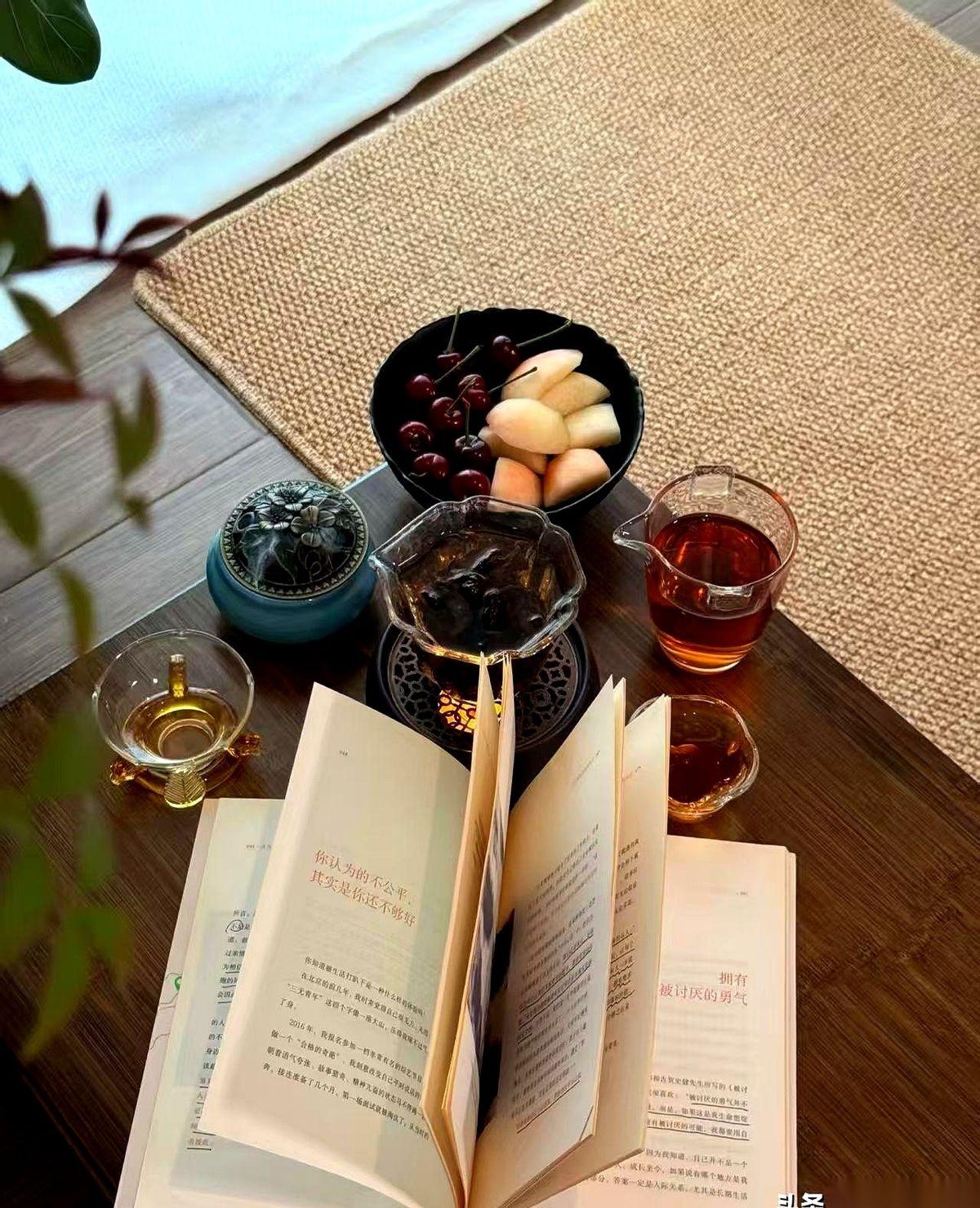 世界上真的有两种人。
一种，沾枕头就着，雷打不动。
另一种，好不容易睡着了，但凡