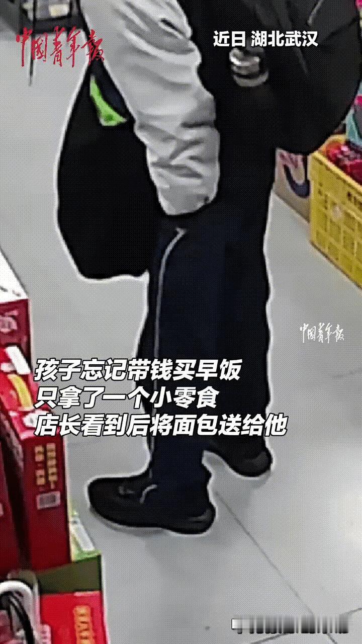 超市老板娘的判断是正确的！一个小小善举暖到人心底，既解了少年困境，更护住了他的自