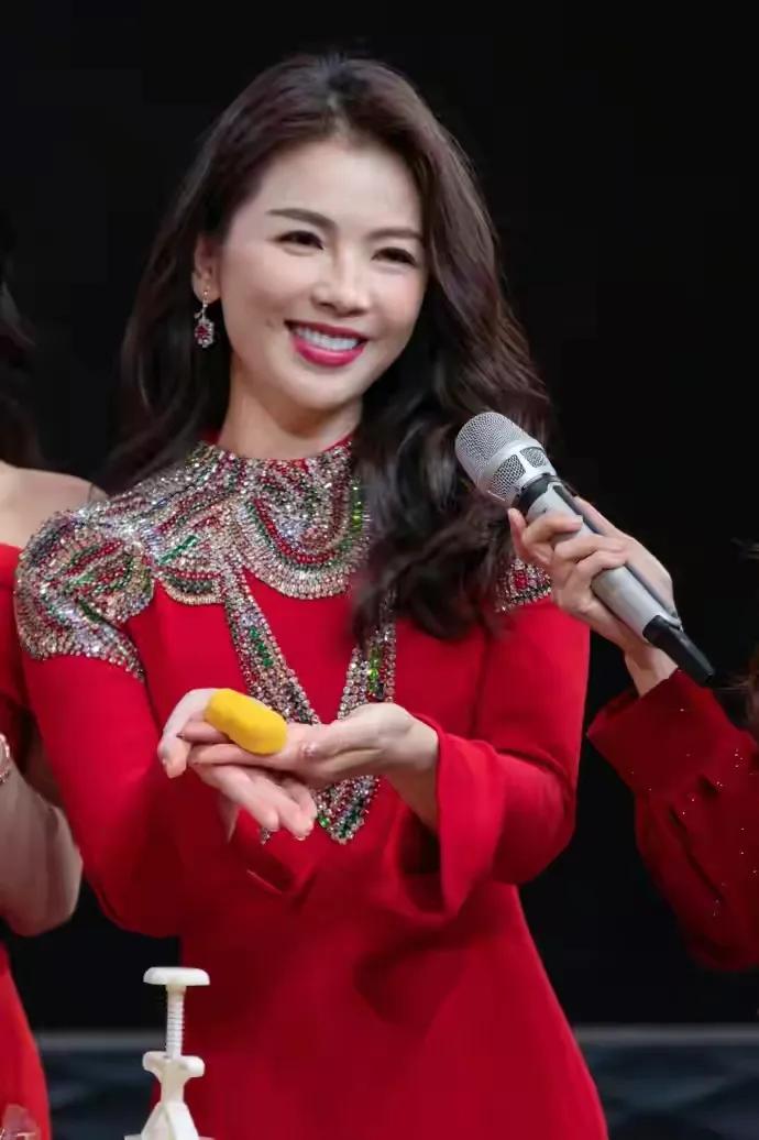 天呀！刘涛这身太美了！喜气洋洋……#娱乐# #明星#