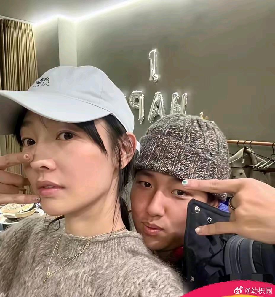 不端家长姿态，和儿子做同款美甲，白百合太会了，放下辈分隔阂懂孩子喜好，双向理解的