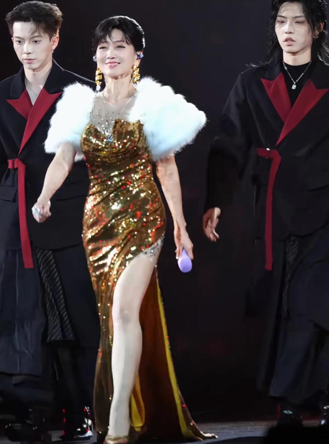 我的天啊，刚刚没事去搜了一下赵雅芝，83年的
83年是什么概念呢？七十来岁，有孙