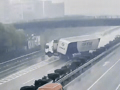 天上下雨路面滑，这辆车不知怎么搞的，突然就失去了控制，虽然整体车厢没有翻掉，但是