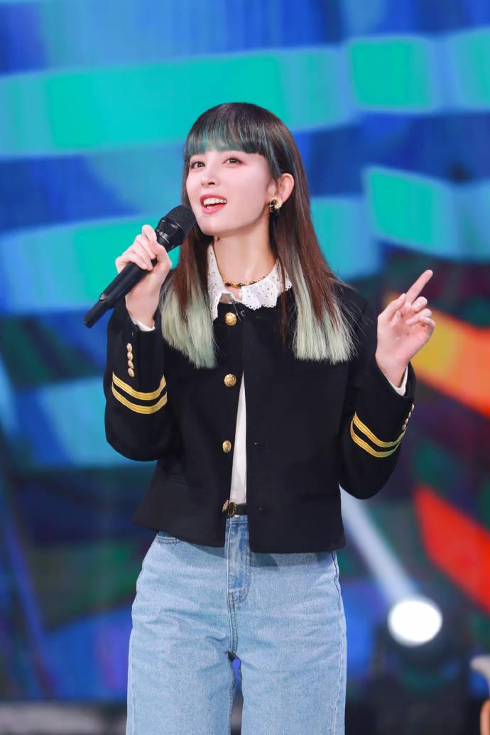 娜扎新发型美照曝光，扎留着绿色挑染公主切发型，穿制服上衣搭牛仔短裤走混搭风，满满