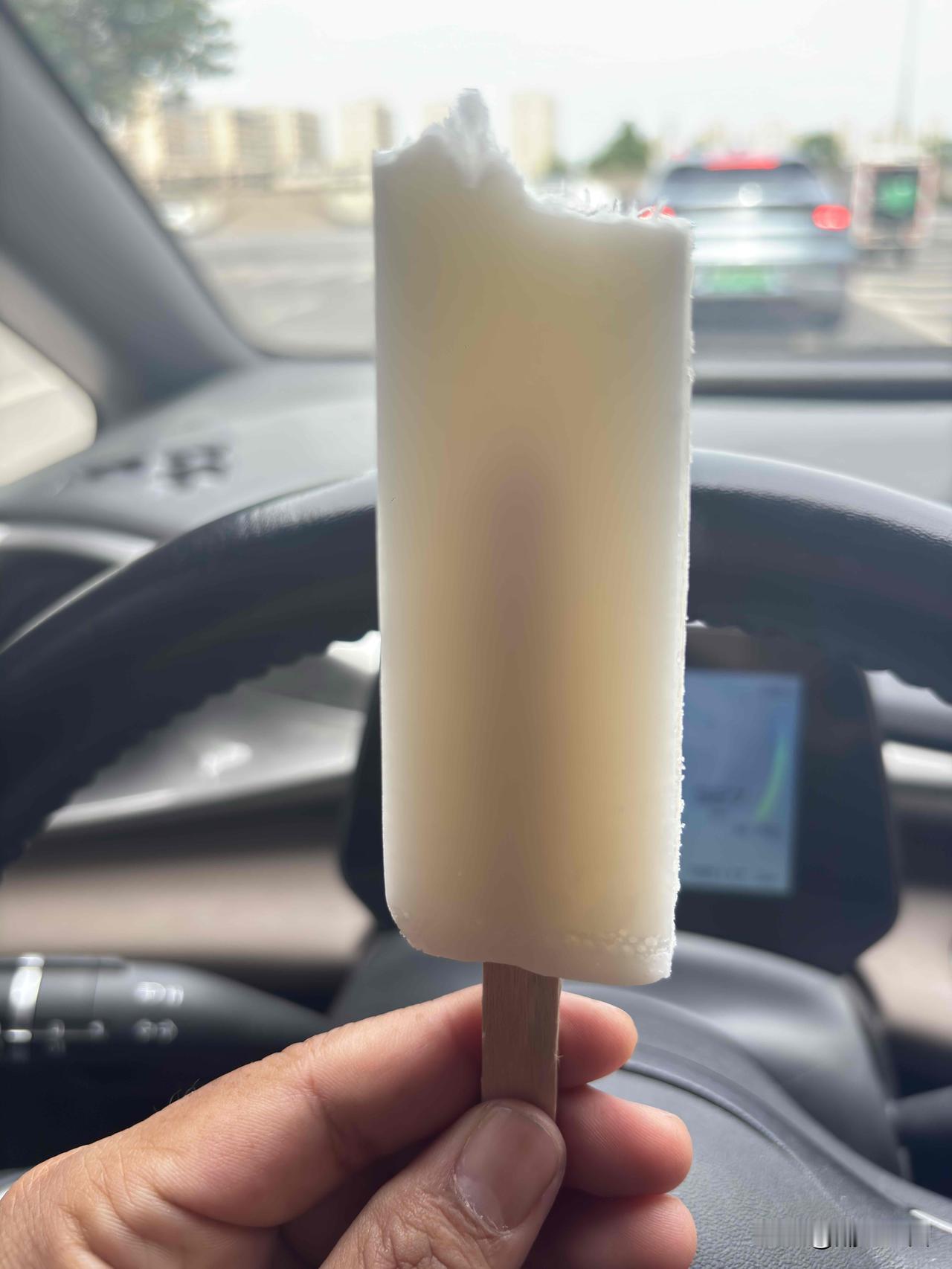 今天西安天气不是很热，突然想吃冰棍了，现在很少吃这个了，小时候夏天，经常吃这个，