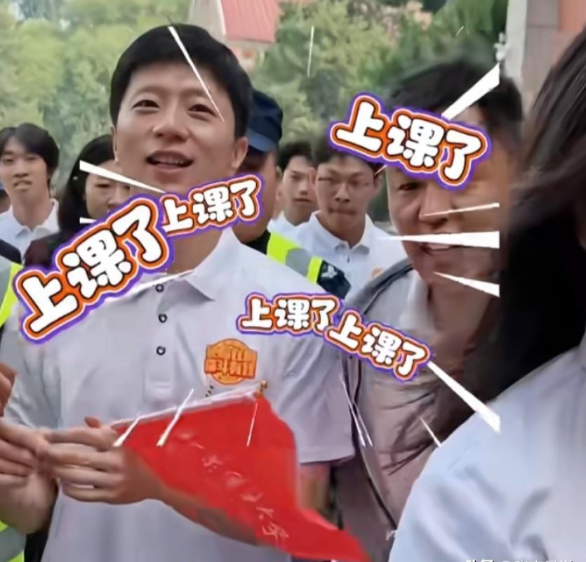现身北体大开学典礼，马龙的登场收获现场热烈反响，他身着简约白色上衣登场，瞬间全场