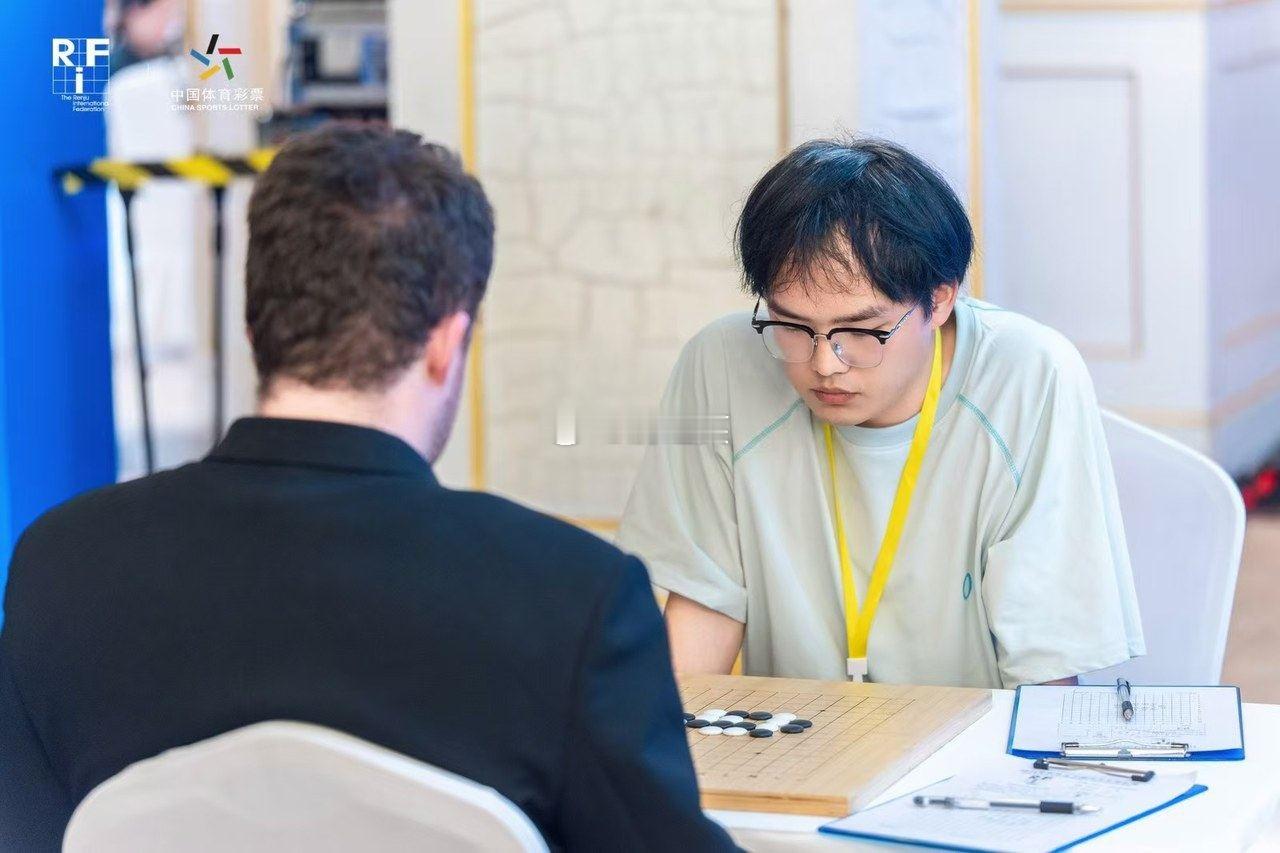 浙江小将登顶五子棋世界第一 来自浙江湖州安吉的凌世杰，既是医科大学学子，也是五子