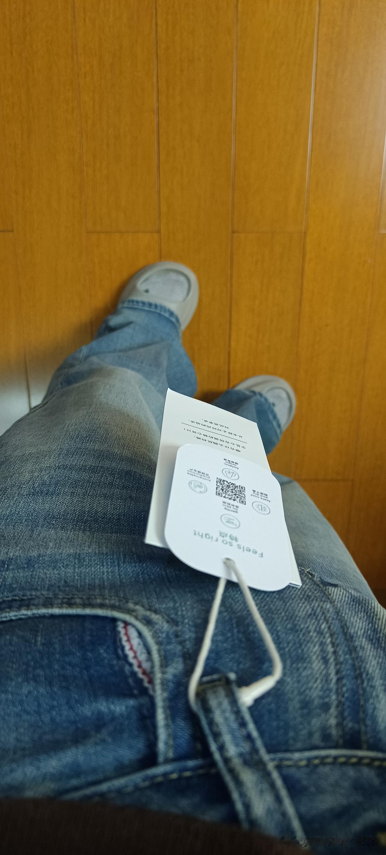 又买了一条牛仔裤，今年不知道怎么回事儿，喜欢上穿牛仔裤了。
当初抱着很大的期望买