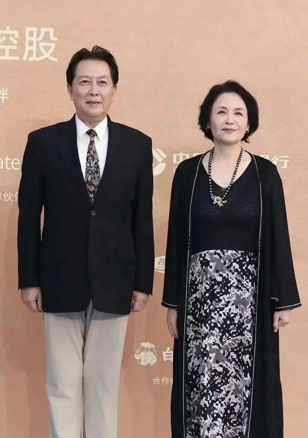 70岁的影后宋晓英，办完丈夫辛明的葬礼。圈内好友没等来一个电话，她却自己拨通了王