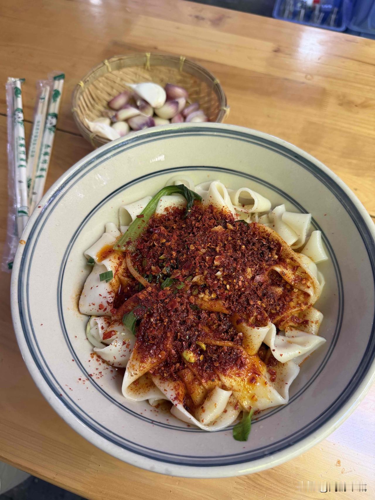 让你最难忘的美食是什么那还得是这一碗热腾腾的油泼面，劲道又不是很辣，吃一碗基本一