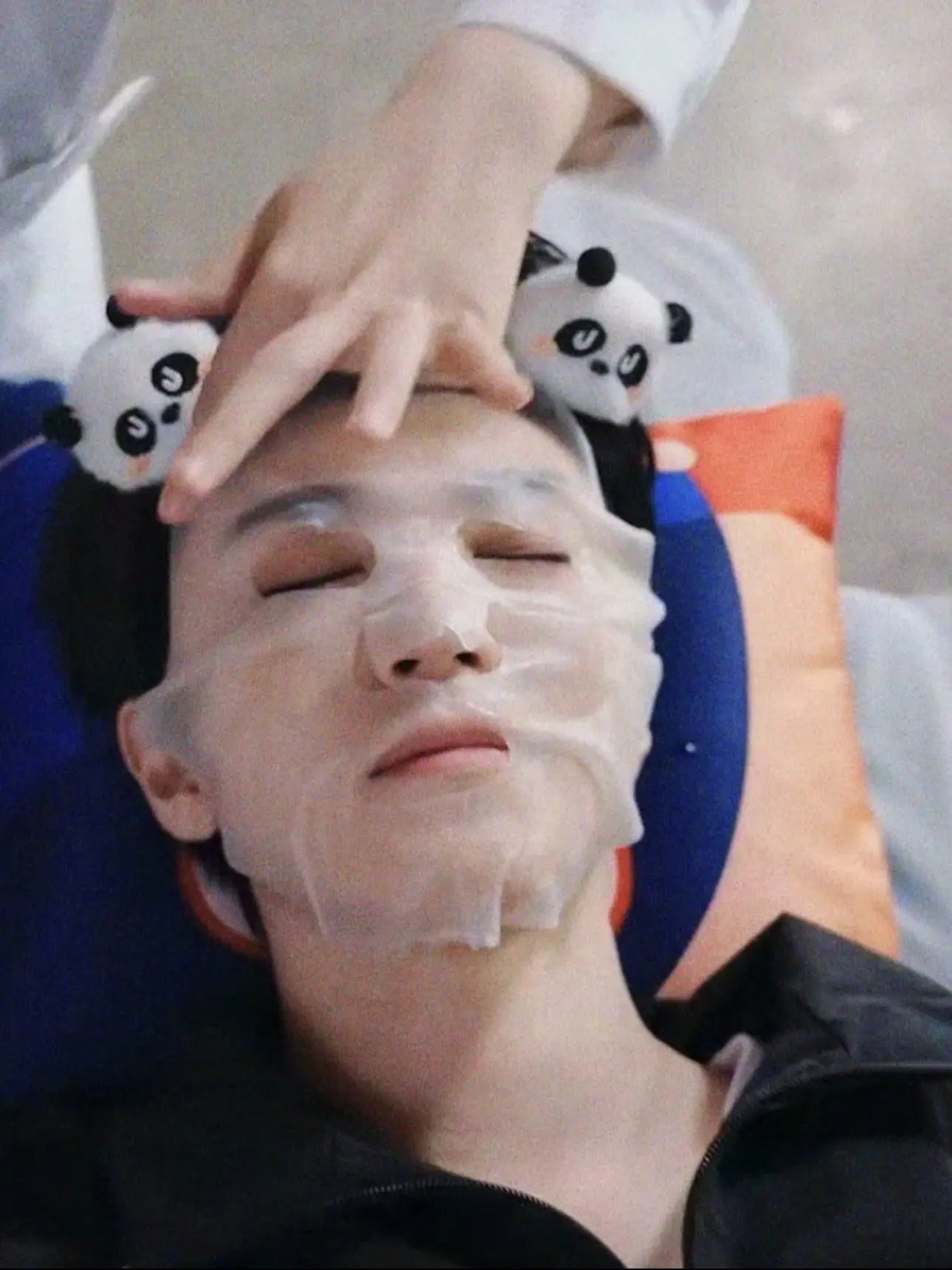 我也会贴面膜！让我来好不好🥺！！！