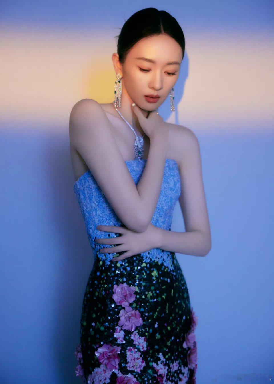 童瑶今天微博视界大会上身Oscar de La Renta 2025春夏系列礼服