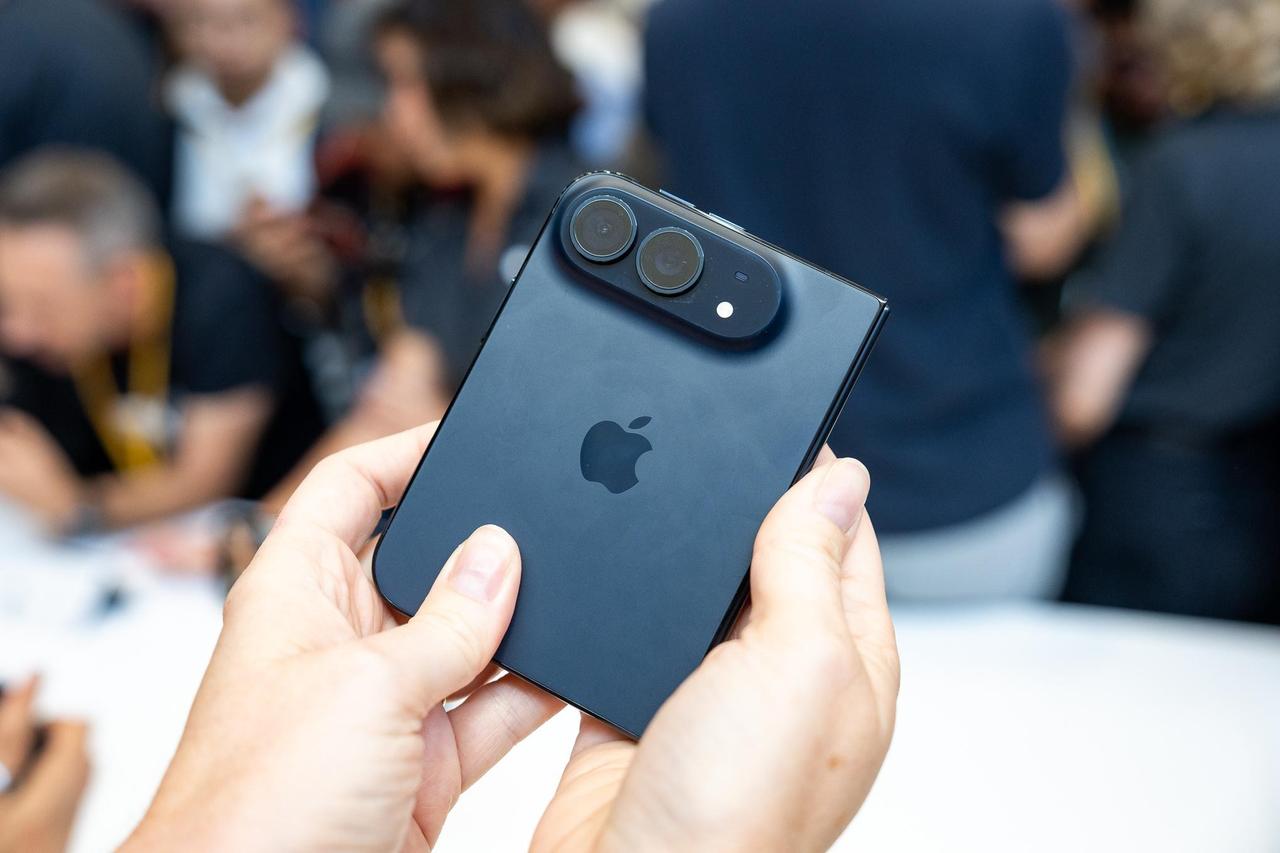现在iPhone Duo的黄牛加价已经跌至7000左右了，而且问的人多，实际上愿