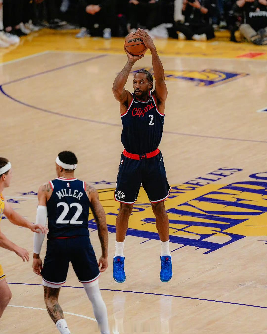 伦纳德因左脚踝酸痛，本场比赛不会回归…离场前已经拿到31分了，背靠背还是保险一点