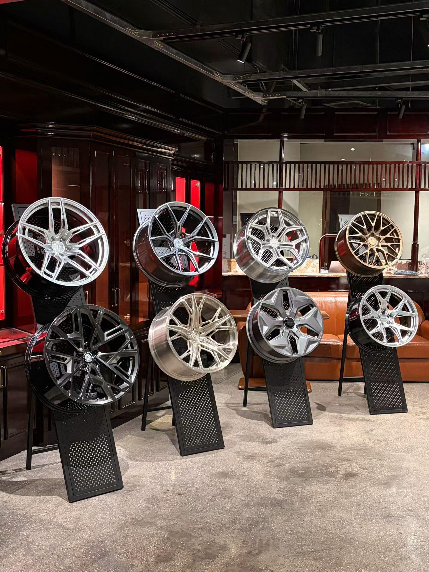 坐标深圳超级车库📍西蒙神奇车库6周年作品展FACEWHEELS & KLUTC