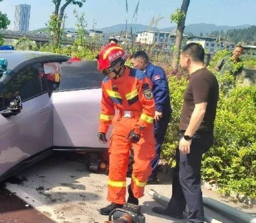 昨天各个群里疯传的小鹏的车主事故图，引起不少人迟疑，后来小鹏汽车辟谣事故后车辆散