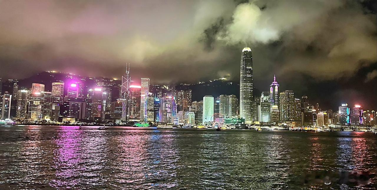 所谓爱情，说白了就是人类最诚实的本能！

世上根本没有什么轰轰烈烈的爱情，所有的